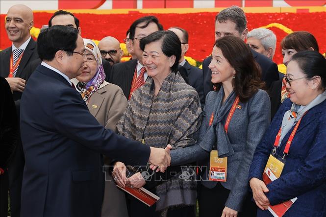 Thủ tướng Phạm Minh Chính với các đại biểu quốc tế dự phiên bế mạc Đại hội XIV của Đảng. Ảnh: TTXVN