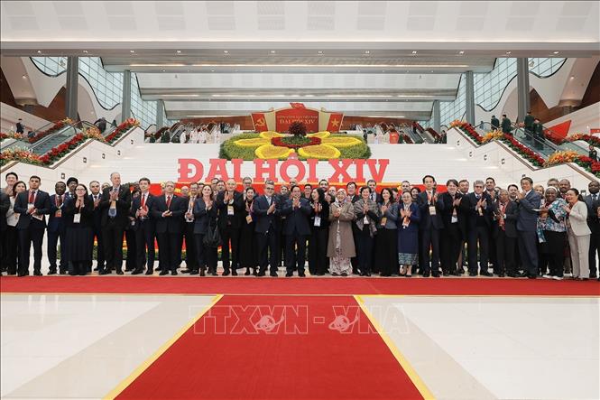 Thủ tướng Phạm Minh Chính với các đại biểu quốc tế dự phiên bế mạc Đại hội XIV của Đảng. Ảnh: TTXVN