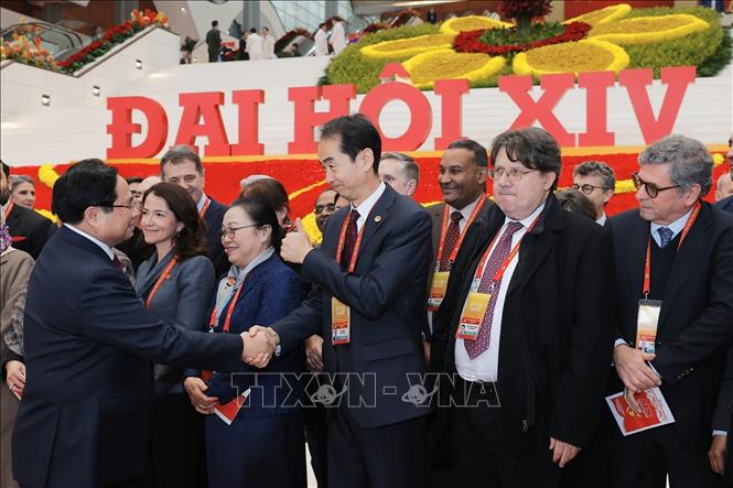 Thủ tướng Phạm Minh Chính với các đại biểu quốc tế dự phiên bế mạc Đại hội XIV của Đảng. Ảnh: TTXVN