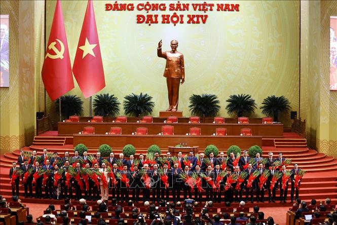 Tổng Bí thư Tô Lâm, Chủ tịch Quốc hội Trần Thanh Mẫn và Thường trực Ban Bí thư Trần Cẩm Tú tặng hoa cho các đồng chí Ủy viên Trung ương Đảng khóa XIII không tham gia BCH Trung ương Đảng khóa XIV. Ảnh: TTXVN