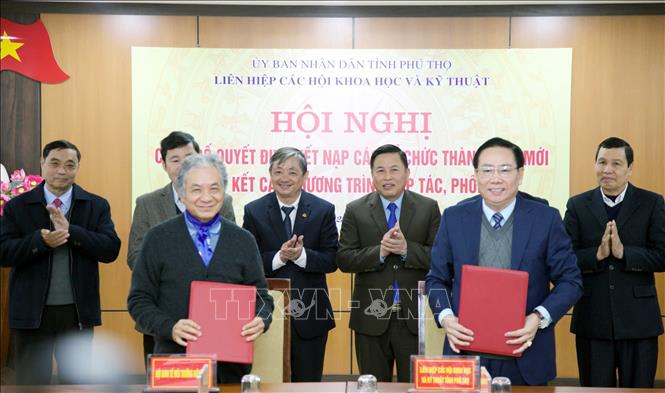 PGS.TS. Trương Mạnh Tiến, Chủ tịch Hội Kinh tế Môi trường Việt Nam ký kết các chương trình hợp tác với Liên hiệp các Hội Khoa học và Kỹ thuật tỉnh Phú Thọ. Ảnh: Tạ Toàn – TTXVN