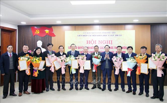 Liên hiệp các Hội Khoa học và Kỹ thuật tỉnh Phú Thọ công bố các quyết định kết nạp mới 12 tổ chức thành viên. Ảnh: Tạ Toàn – TTXVN