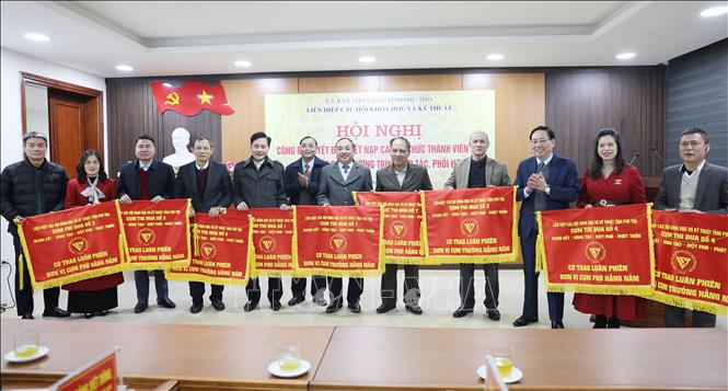 Liên hiệp các Hội Khoa học và Kỹ thuật tỉnh Phú Thọ trao cờ luân phiên cho các cụm thi đua. Ảnh: Tạ Toàn – TTXVN