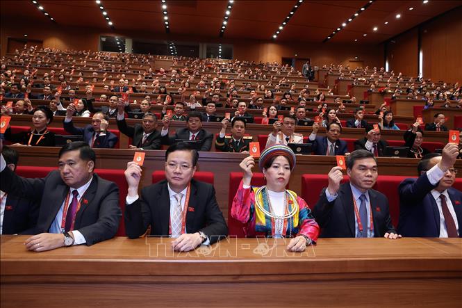 Đại biểu biểu quyết thông qua Nghị quyết Đại hội XIV của Đảng. Ảnh: TTXVN