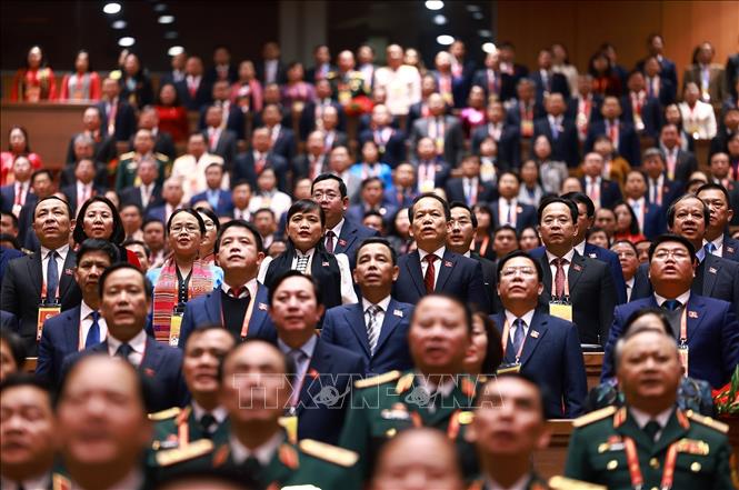 Các đại biểu thực hiện nghi lễ bế mạc Đại hội XIV của Đảng. Ảnh: TTXVN