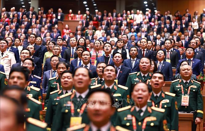 Các đại biểu thực hiện nghi lễ bế mạc Đại hội XIV của Đảng. Ảnh: TTXVN