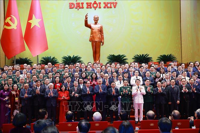 Ban Chấp hành Trung ương Đảng Cộng sản Việt Nam khoá XIV ra mắt Đại hội. Ảnh: TTXVN