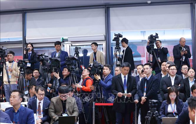 Phóng viên cơ quan báo chí tham gia buổi họp báo. Ảnh: TTXVN