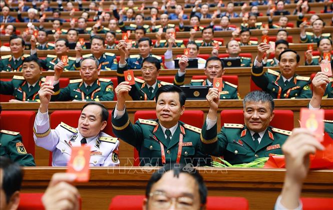 Đại biểu biểu quyết thông qua Nghị quyết Đại hội XIV của Đảng. Ảnh: TTXVN