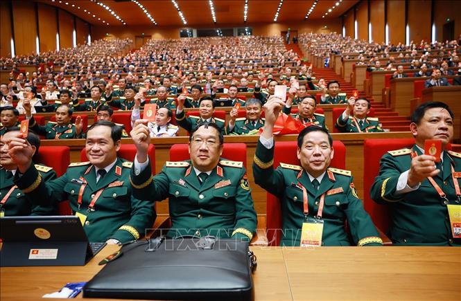 Đại biểu biểu quyết thông qua Nghị quyết Đại hội XIV của Đảng. Ảnh: TTXVN