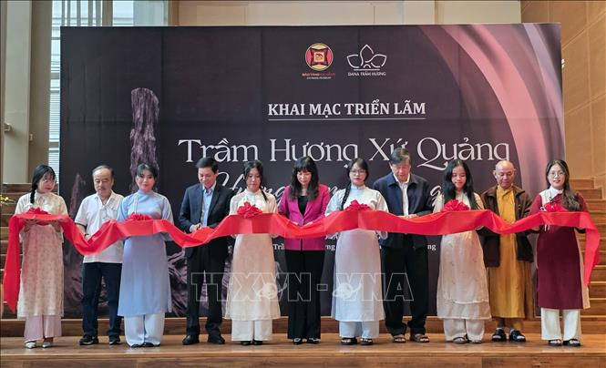 Đại biểu cắt băng khai mạc Triển lãm. Ảnh: Trần Lê Lâm - TTXVN 