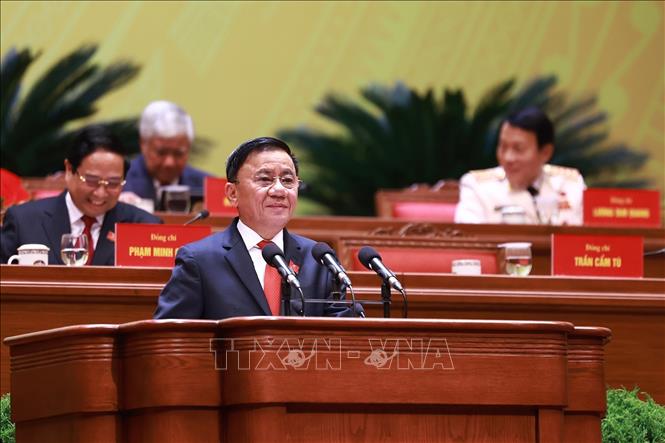 Thường trực Ban Bí thư Trần Cẩm Tú trình bày Báo cáo tiếp thu, giải trình của Đoàn Chủ tịch về ký kiến thảo luận của các đại biểu đối với dự thảo các văn kiện và Báo cáo kiểm điểm sự lãnh đạo, chỉ đạo của BCH Trung ương khóa XIII trình Đại hội XIV của Đảng. Ảnh: TTXVN