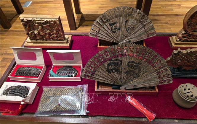 Các sản phẩm làm từ cây trầm hương được trưng bày tại Triển lãm. Ảnh: Trần Lê Lâm - TTXVN 