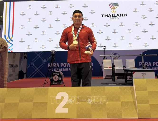 Đô cử Nguyễn Bé Hậu đã xuất sắc mang về tấm HCB ở nội dung cử tạ nam hạng cân 65kg. Ảnh: TTXVN phát