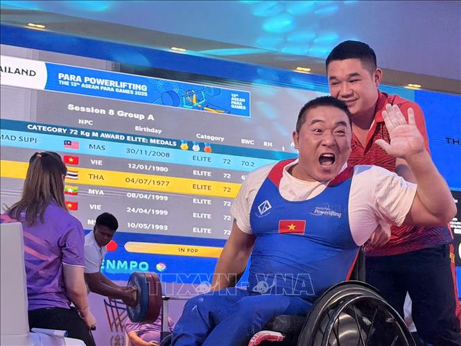 Đô cử Nguyễn Văn Hùng thể hiện quyết tâm trước khi giành HCB ở hạng cân 72kg. Ảnh: TTXVN phát