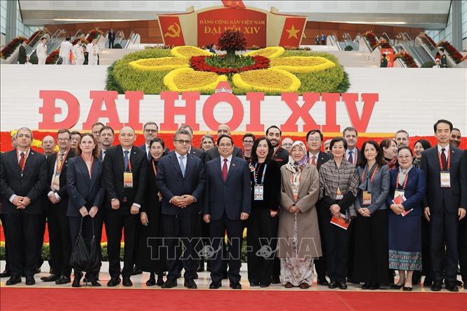 Prime Minister Pham Minh Chinh and delegates pose for a group photo at the closing ceremony of the 14th National Congress of the Communist Party of Vietnam. VNA Photo
