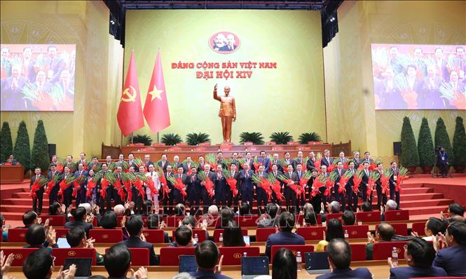 Tổng Bí thư Tô Lâm tặng hoa các đồng chí Uỷ viên Trung ương Đảng khóa XIII không tái cử. Ảnh: TTXVN