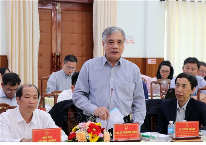 Phó Giáo sư, Tiến sĩ Trần Đình Thiên (nguyên Viện trưởng Viện Kinh tế Việt Nam, thành viên Hội đồng Tư vấn chính sách của Thủ tướng) góp ý xây dựng Đề án. Ảnh: Công Thử - TTXVN