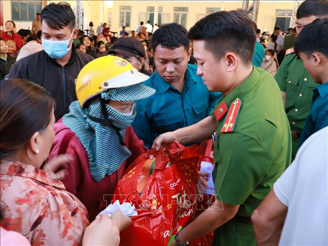 Trao quà Tết cho hộ nghèo, cận nghèo, gia đình chính sách. Ảnh: K GỬIH-TTXVN 