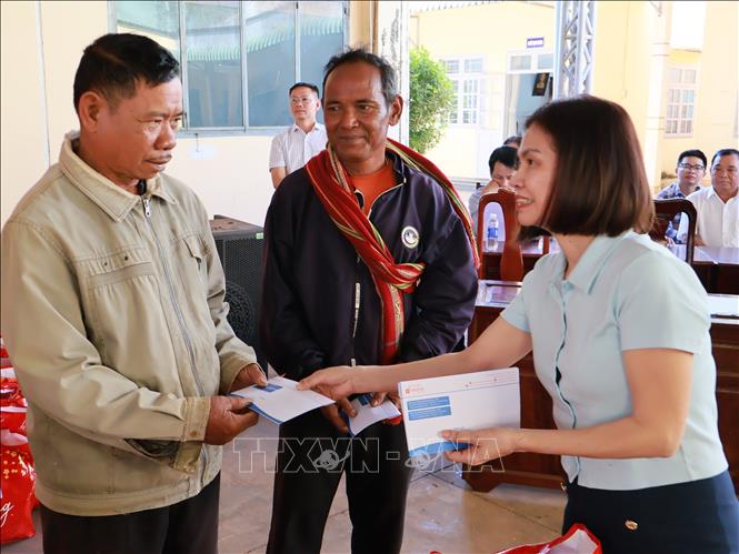 Trao quà Tết cho hộ nghèo, cận nghèo, gia đình chính sách. Ảnh: K GỬIH-TTXVN 