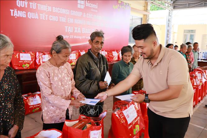 Trao quà Tết cho hộ nghèo, cận nghèo, gia đình chính sách. Ảnh: K GỬIH-TTXVN 