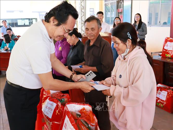 Trao quà Tết cho hộ nghèo, cận nghèo, gia đình chính sách. Ảnh: K GỬIH-TTXVN 