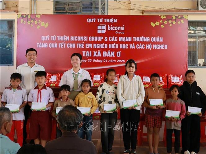 Trao học bổng cho học sinh nghèo học giỏi. Ảnh: K GỬIH-TTXVN 