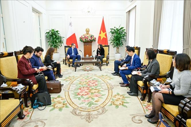Thứ trưởng Bộ Ngoại giao Lê Thị Thu Hằng tiếp Thứ trưởng Thường trực Bộ Ngoại giao và Du lịch Malta. Ảnh: TTXVN phát