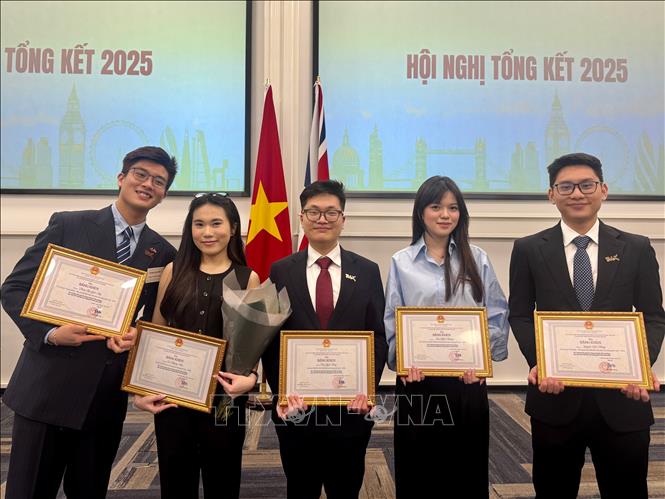 Các thành viên SVUK có thành tích trong công tác sinh viên được nhận bằng khen của Đại sứ quán Việt Nam tại Anh. Ảnh: Phong Hà/PV TTXVN tại Anh. 