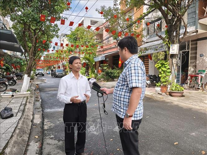 Ông Phạm Công Lương, Bí thư Chi bộ Khu dân cư Bình Phước 1, phường Hải Châu phấn khởi trước những quyết sách Đại hội XIV của Đảng đã đề ra để lãnh đạo đưa đất nước bước vào chặng đường phát triển mới. Ảnh: Quốc Dũng – TTXVN