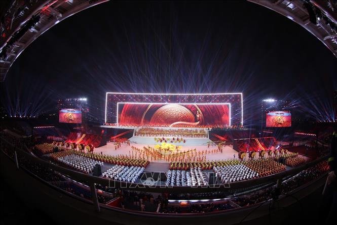 Chương trình nghệ thuật chia thành 3 chương xuyên suốt là Tầm nhìn mới - Kỳ tích mới - Kỷ nguyên mới với tên gọi: “Tráng ca dưới cờ Đảng”, “Với Đảng, trọn niềm tin yêu” và “Dưới lá cờ vẻ vang của Đảng”. ẢNh: TTXVN