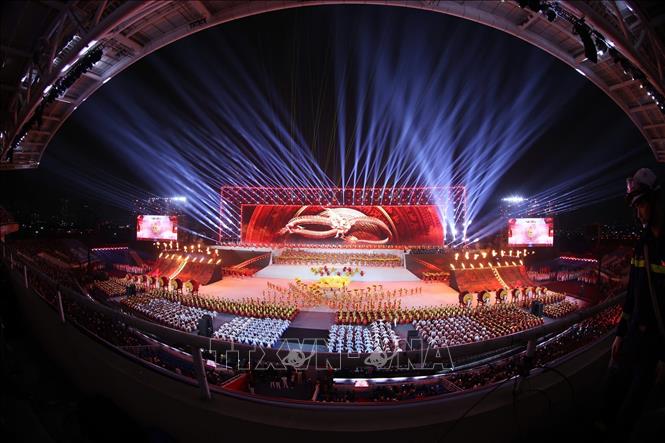 Chương trình nghệ thuật chia thành 3 chương xuyên suốt là Tầm nhìn mới - Kỳ tích mới - Kỷ nguyên mới với tên gọi: “Tráng ca dưới cờ Đảng”, “Với Đảng, trọn niềm tin yêu” và “Dưới lá cờ vẻ vang của Đảng”. ẢNh: TTXVN