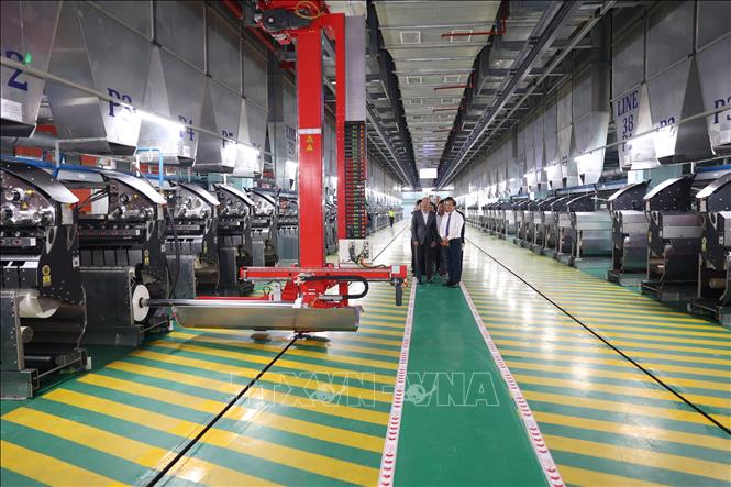 Các đại biểu tham quan Nhà máy sản xuất sợi tổng hợp và vải thành phẩm Unitex. Ảnh: Thanh Tân - TTXVN