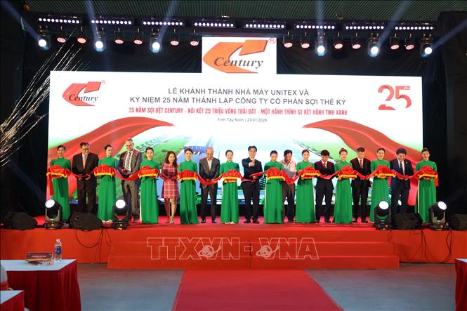 Nghi thức cắt băng khánh thành nhà máy. Ảnh: Thanh Tân - TTXVN