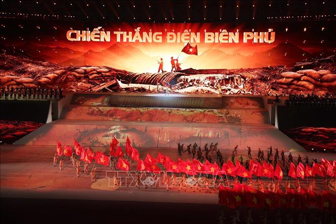 Chương trình “Dưới lá cờ vẻ vang của Đảng” là điểm nhấn đặc biệt, giàu ý nghĩa chính trị - văn hóa - nghệ thuật, thể hiện niềm tin son sắt của toàn Đảng, toàn dân, toàn quân đối với sự lãnh đạo của Đảng Cộng sản Việt Nam, quyết tâm đoàn kết một lòng thực hiện thắng lợi Nghị quyết Đại hội XIV. Ảnh: TTXVN