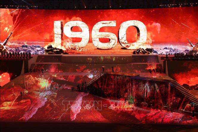 Chương trình “Dưới lá cờ vẻ vang của Đảng” là điểm nhấn đặc biệt, giàu ý nghĩa chính trị - văn hóa - nghệ thuật, thể hiện niềm tin son sắt của toàn Đảng, toàn dân, toàn quân đối với sự lãnh đạo của Đảng Cộng sản Việt Nam, quyết tâm đoàn kết một lòng thực hiện thắng lợi Nghị quyết Đại hội XIV. Ảnh: TTXVN