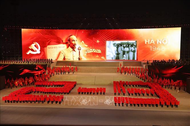 Chương trình “Dưới lá cờ vẻ vang của Đảng” là điểm nhấn đặc biệt, giàu ý nghĩa chính trị - văn hóa - nghệ thuật, thể hiện niềm tin son sắt của toàn Đảng, toàn dân, toàn quân đối với sự lãnh đạo của Đảng Cộng sản Việt Nam, quyết tâm đoàn kết một lòng thực hiện thắng lợi Nghị quyết Đại hội XIV. Ảnh: TTXVN