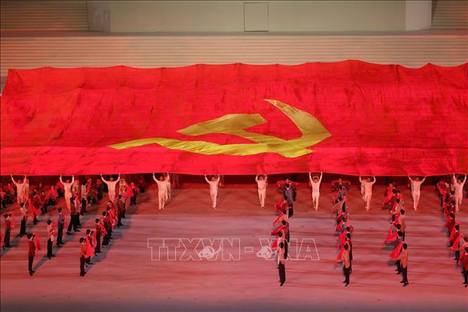 Chương trình “Dưới lá cờ vẻ vang của Đảng” là điểm nhấn đặc biệt, giàu ý nghĩa chính trị - văn hóa - nghệ thuật, thể hiện niềm tin son sắt của toàn Đảng, toàn dân, toàn quân đối với sự lãnh đạo của Đảng Cộng sản Việt Nam, quyết tâm đoàn kết một lòng thực hiện thắng lợi Nghị quyết Đại hội XIV. Ảnh: TTXVN