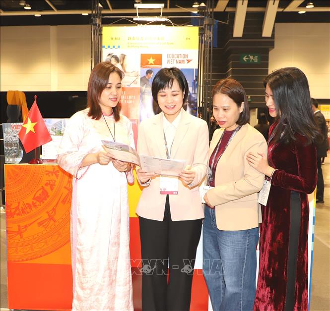 Consul General Le Duc Hanh visits the Vietnamese booth at the Expo. VNA Photo: Xuân Vịnh