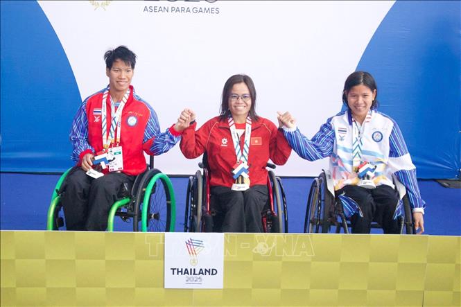 Swimmer Vi Thi Hang (C) wins a gold in the women’s 100m backstroke (S6–S7),  breaking the games record with a time of 1 minute 43.20 seconds. VNA/Photo by courtesy