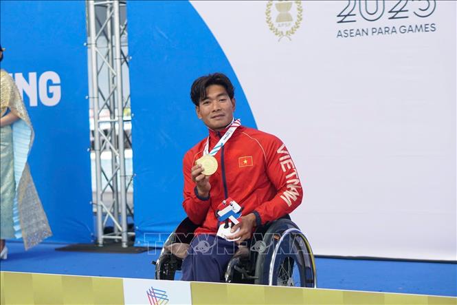 Swimmer Do Thanh Hai wins a gold medal and sets a new ASEAN Para Games record in the men’s 50m breaststroke (SB6) with a time of 42.63 seconds. VNA/Photo by courtesy