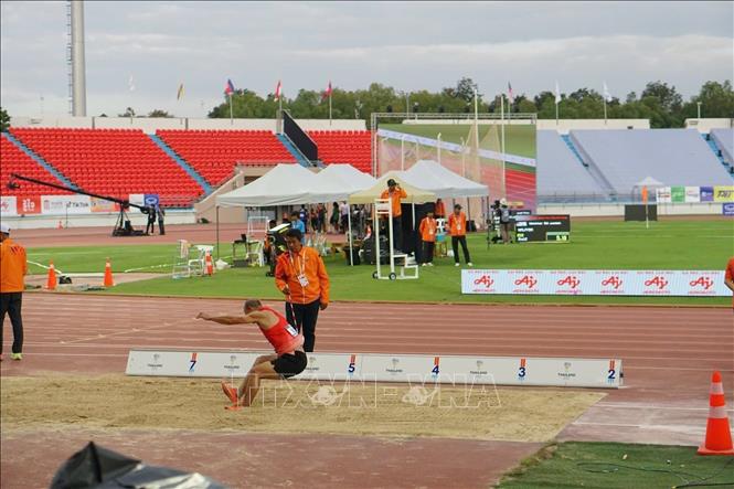 Vận động viên Phạm Xuân Huy giành HCB nội dung nhảy xa hạng thương tật T46. Ảnh: TTXVN phát 
