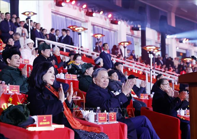 Tổng Bí thư Tô Lâm, các đồng chí lãnh đạo, nguyên lãnh đạo Đảng, Nhà nước và các đại biểu dự chương trình nghệ thuật đặc biệt 