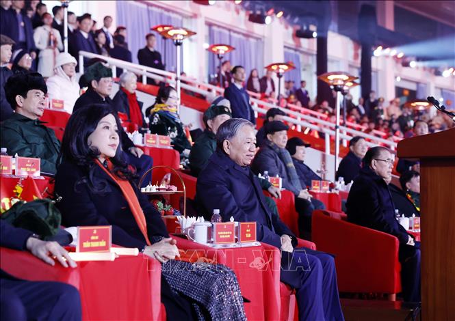 Tổng Bí thư Tô Lâm, các đồng chí lãnh đạo, nguyên lãnh đạo Đảng, Nhà nước và các đại biểu dự chương trình nghệ thuật đặc biệt 