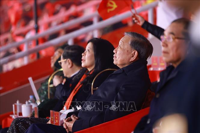 Tổng Bí thư Tô Lâm dự chương trình nghệ thuật đặc biệt ”Dưới lá cờ vẻ vang của Đảng”. Ảnh: TTXVN