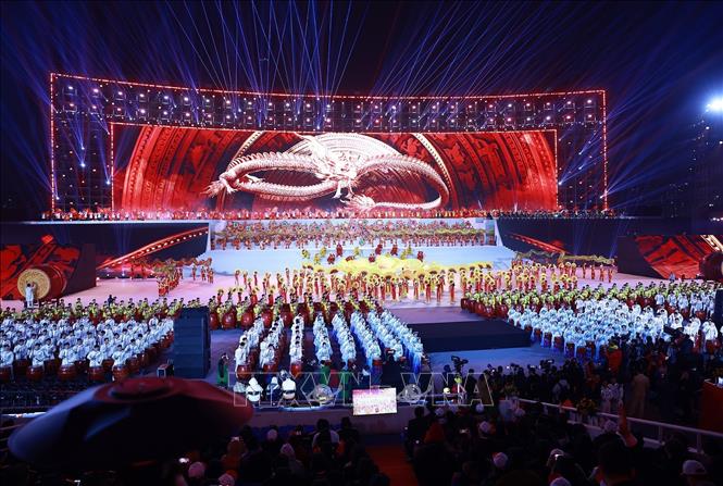 Chương trình nghệ thuật dưới lá cờ vẻ vang của Đảng chào mừng thành công Đại hội XIV của Đảng. Ảnh: TTXVN
