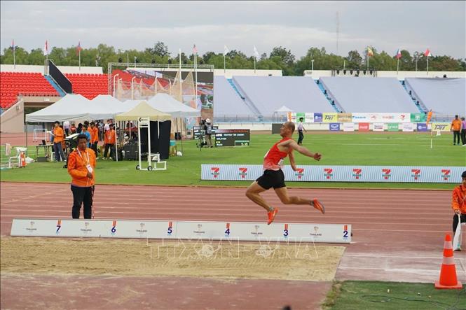 Vận động viên Phạm Xuân Huy giành HCB nội dung nhảy xa hạng thương tật T46. Ảnh: TTXVN phát 
