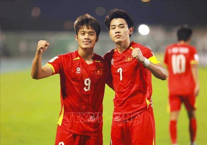 Quốc Việt và Đình Bắc U23 Việt Nam ăn mừng bàn thắng mở tỷ số. Ảnh: Nguồn AFC/TTXVN