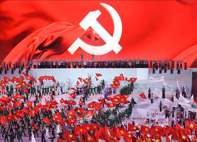 Chương trình “Dưới lá cờ vẻ vang của Đảng” là điểm nhấn đặc biệt, giàu ý nghĩa chính trị - văn hóa - nghệ thuật, thể hiện niềm tin son sắt của toàn Đảng, toàn dân, toàn quân đối với sự lãnh đạo của Đảng Cộng sản Việt Nam, quyết tâm đoàn kết một lòng thực hiện thắng lợi Nghị quyết Đại hội XIV. Ảnh: TTXVN