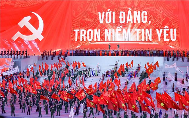 Chương trình “Dưới lá cờ vẻ vang của Đảng” là điểm nhấn đặc biệt, giàu ý nghĩa chính trị - văn hóa - nghệ thuật, thể hiện niềm tin son sắt của toàn Đảng, toàn dân, toàn quân đối với sự lãnh đạo của Đảng Cộng sản Việt Nam, quyết tâm đoàn kết một lòng thực hiện thắng lợi Nghị quyết Đại hội XIV. Ảnh: TTXVN